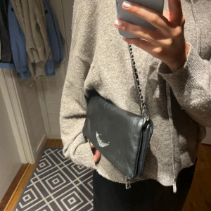 Zadig Voltaire - Zadig Voltaire väska ROCK BAG, kommer med en lång kedja och en kort kedja. Inga synliga defekter förutom lite rost på kedjorna men syns knappt. Dustbag tillkommer, skriv för frågor och fler bilder.🥰❤️(skriv gärna innan köp)