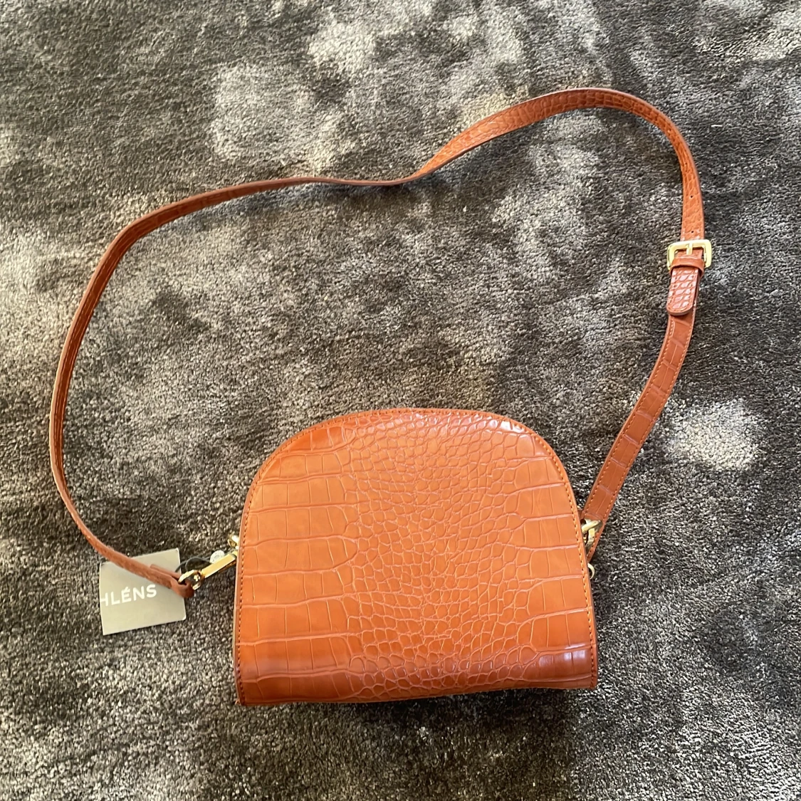 Brun axelväska med krokodilmönster - 1