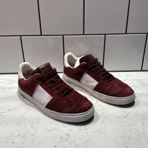 Vinröda valentino flycrews! - Säljer ett par snygga vinröda Valentino flycrews: Sällsynta då de inte säljs längre: Storlek 41:Skicka 7/10: Mitt pris 2399: Skriv vid funderingar!🙂