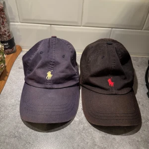 Polo Ralph lauren keps  - Endast den svarta finns kvar|| säljer en svart polo Ralph lauren keps som är i bra skick|| kepsen är i one Suez och passar alla|| hör av er vid frågor eller funderingar 