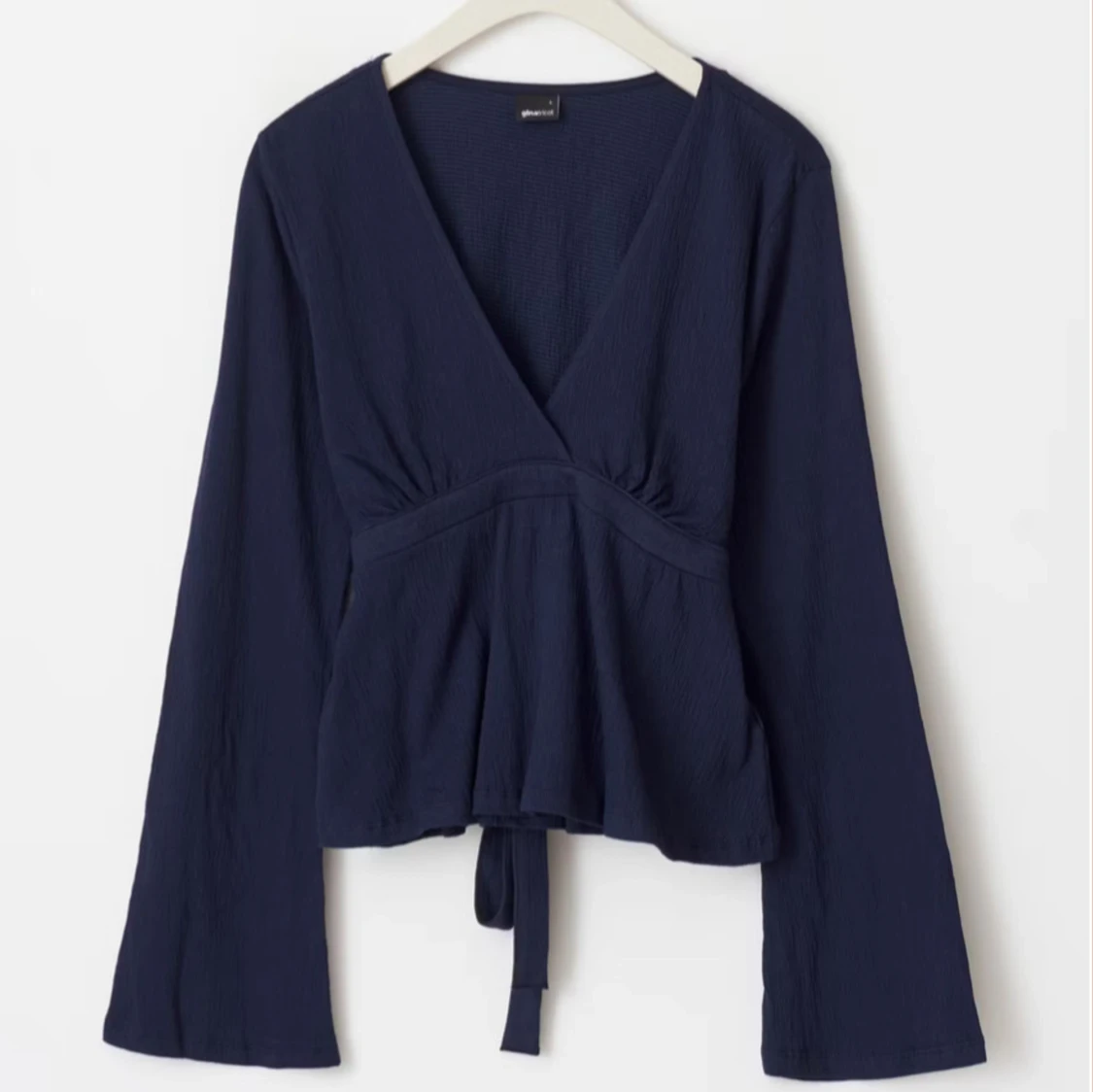 Mörkblå omlottopp med knytband