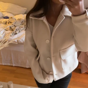 Vit vårjacka  - Säljer min kappa, har aldrig kommit till användning så super bra skick. Nypris 830❣️Den är cremevit/vit/beige kolla sista bilden för rätt färg