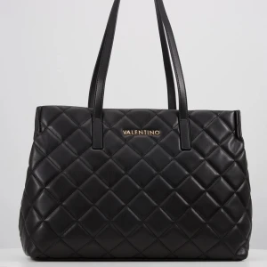 Svart Valentino handväska - Säljer en fin väska från Mario Valentino då den inte kommer till användning 💓 Köpt på zalando och använd några få gånger, så i mycket fint skick. Rymlig och med flera olika fack på insidan, kan skicka egna bilder om det önskas, finns även dustbag 💕😊