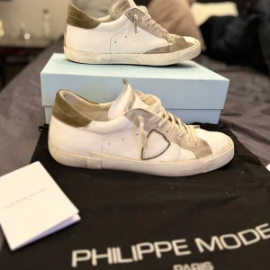 Vita sneakers från Philippe Model - Säljer nu mina Philip model som jag köpte i sommras, dem är varsamt använda och som man ser på bilderna så är dem i nyskick! Snörerna går att ta låss o tvätta om man skulle vilja de för att få dem helt rena annars så är det inget som ser smutsigt ut. Köpte skorna för 3.200 och önskar nu att för dem för endast 2999! Skriv om du har några frågor! Allt og medkommer vid köp 