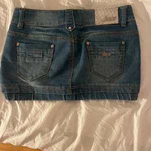 Jeanskjol från Miss Vip - Jättesnygg jeanskjol som tyvärr är för liten på mig, skriv för fler bilder på och mått! 