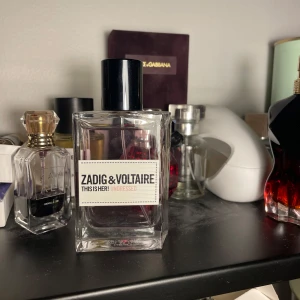 Zadig & Voltaire This is her undressed EDP 50 ml  - Mer än 90% kvar i flaskan som är 50 ml! Inköpt för 700 kr. Har stått svalt och mörkt! 