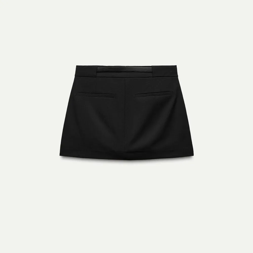 Helt ny med lappen kvar! Nypris 379. Svart minikjol från Zara i kostymmaterial, jättesnygg! Beställde flera storlekar därav säljer jag denna💛. Hameet.