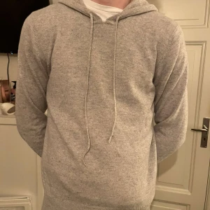Cashmere hoodie - Väldigt skön, grå  cashmere hoodie från soft goat