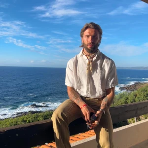 Vit kortärmad skjorta - Snygg vit kortärmad skjorta med klassisk krage och knappar framtill. Perfekt för en avslappnad stil vid havet eller en somrig dag. Skjortan har en luftig passform och är tillverkad i ett lätt material. 