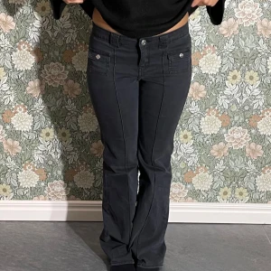 H&M jeans  - Snygga svarta h&m jeans som ser lite mer mörkgråa ut