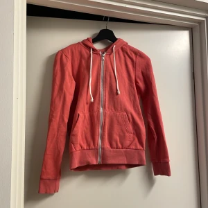 Hoodie från H&M Divided - Säljer en hoodie från H&M Divided. Den har en dragkedja framtill och justerbara snören i huvan. Perfekt för en avslappnad stil. 