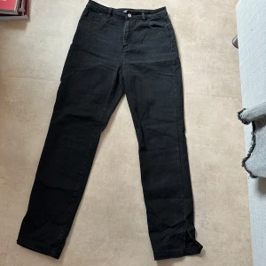 Svarta jeans - Svarta bootcut jeans med slits från Missguided. Storlek 38