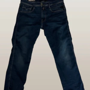Blå jeans från Replay - Säljer dessa replay ambass hyperflex då jag inte har någon användning för det längre. Det är W31 och det är uppsydda lite så skulle säga L30. (Det är lite slitna vid skrevet men inget som syns bild 2) hör gärna av dig vid funderingar och pris kan diskuteras vid snabb affär 