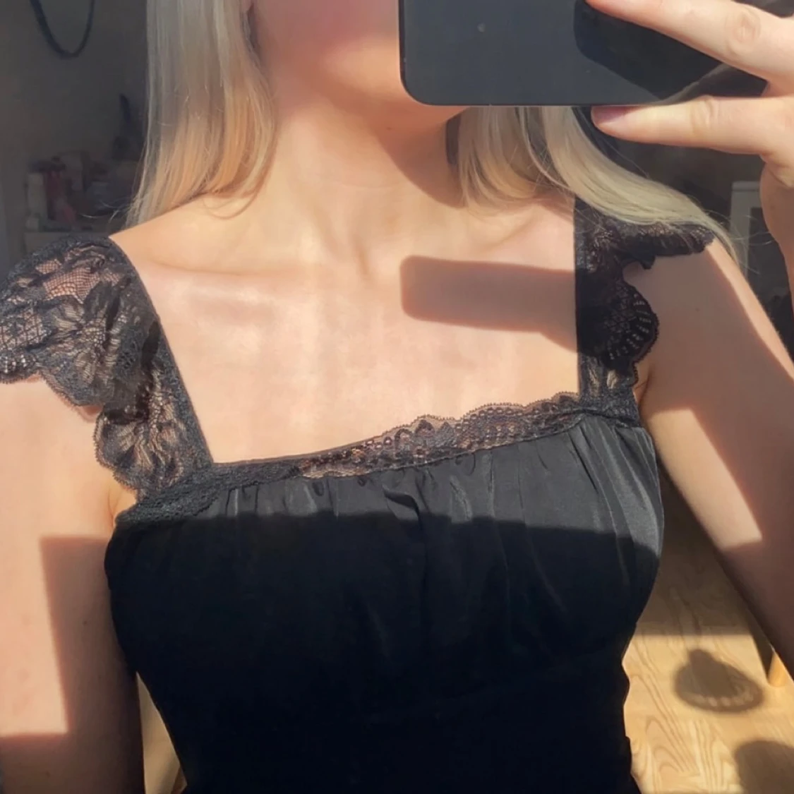 Svart klänning med spetsdetaljer - 1