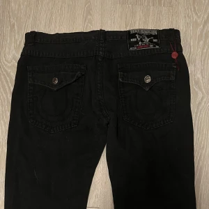 True Religion - Jeans - Svarta True religion jeans med stor midja för ett lite baggy utseende | W36L32 | bra skick | Priset kan diskuteras | Hör av dig vid frågor