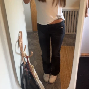 Svarta bootcut byxor - Snygga svarta bootcut jeans från Gina Young. Jeansen har knäpp fickor där bak! Lågmidjade och super fina!!🥰🥰Storlek 170. Super fint skick!!!!
