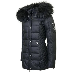 Svart dunjacka från Rockandblue - Snygg svart dunjacka från Rockandblue med quiltad design och pälsdetalj på huvan. Jackan har dragkedja och knappar framtill samt praktiska fickor med dragkedjor. Perfekt för kyliga dagar. Utan päls.