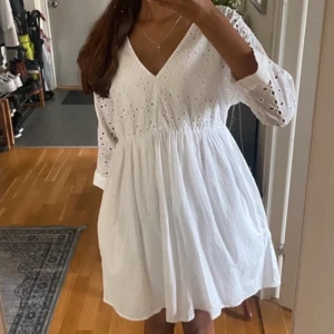 Vit klänning från Zara - Säljer en söt vit klänning från Zara med broderade detaljer och v-ringning. Klänningen har trekvartsärmar och knytning i ryggen. Perfekt till sommaren/studenten/skolavslutning! 🌸 Priset går att diskuteras! 