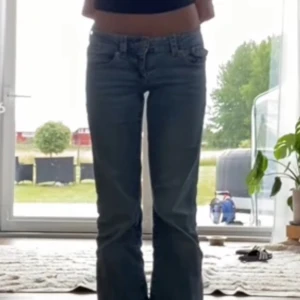 Blå jeans med bootcut - Snygga blå jeans med bootcut och låg midja. Från Gina tricot, knappast använt 