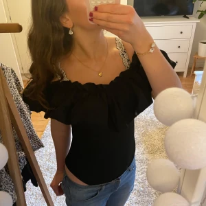 Offshoulder body med volang - Så snygg offshoulder body med volang💖💖 aldrig använd!!