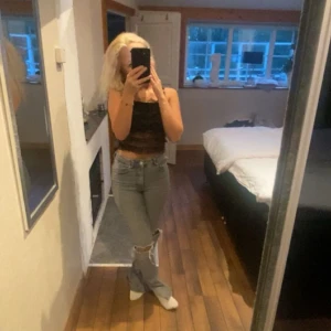 gråa jeans - säljer mina gråa jeans pågrund av dom inte kängre kommer till användning, klippt av lite längst ner men är fof för långa för mig som är 1,64