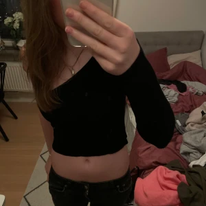 Svart offshoulder festtopp - Supersnygg svart festtopp med offshoulder!! 💕💕💕