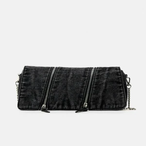 Zara väska  - En grå denim väska från zara. Väldigt bra skicka nästan ny. Kedjan går att justera så man kan de på axeln samt som crossbody.