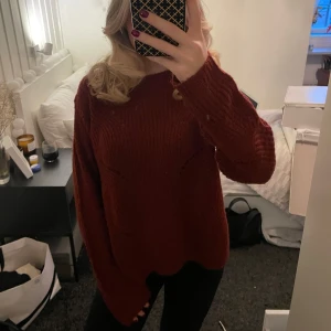 Vinröd stickad tröja från JDY - En mysig vinröd stickad tröja från JDY. Storlek L men skulle snarare säga M. Passar även till S