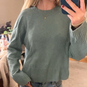 Grön stickad tröja - Säljer grön/blå stickad tröja från & other stories med långa ärmar och ribbade muddar. 💚🩵