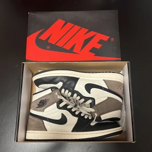 Air Jordan 1 Retro High OG Mocha - Använt ett par gånger, mest legat i boxen. Bra skick, liten skråma på vänster häl som syns på en av bilderna. Pris kan diskuteras.