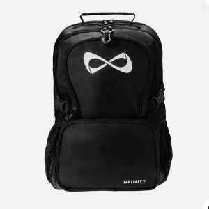 Svart ryggsäck från Nfinity - Snygg och praktisk svart cheer ryggsäck från Nfinity med flera fack och dragkedjor. Perfekt för att organisera dina saker. Sidofickor i mesh för vattenflaska och andra tillbehör. Stilren design med Nfinity-logga på framsidan. Ord pris: 1500-2000