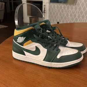 Nike Air Jordans i grönt och gult - Snygga Nike Air Jordans i grönt och gult med vita detaljer. Bra skick!