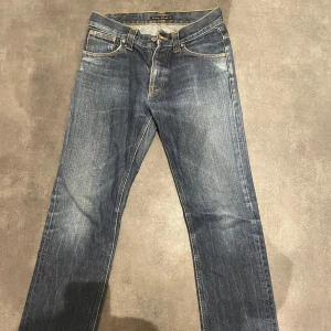 Nudie jeans  - Snygga blå Nudie jeans. Modellen Average Joe i size 29:32. 