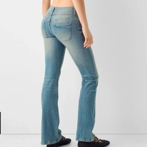Blå bootcut jeans - Säljer dessa snygga jeans från Bershka i str 32 pga för små. 