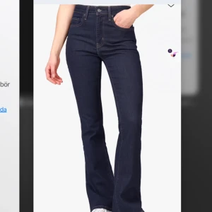 Mörkblå jeans från Lee - Snygga mörkblå jeans från Lee med klassisk femficksdesign och hög midja. Jeansen har en bootcut-stil som ger en tidlös look. Perfekta för en avslappnad stil. Dom formas perfekt för kroppen och sitter jätte bekvämt. Det är ett annat märke på dom 3 första bilderna men ser identiska ut. Köpte dom för typ 400