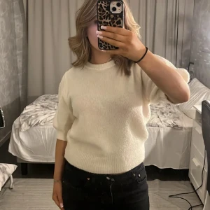 Vit stickad - Jätte fin knappt använd tröja.