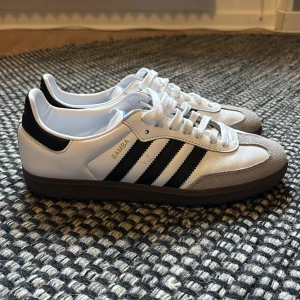 Adidas Samba sneakers - Snygga Adidas Samba sneakers. Köpte dom från adidas hemsida i somras men kom aldrig till användning då dom satt lite tajt. Skorna är max använda 2 gånger ute på sommaren så dom är som helt nya. 