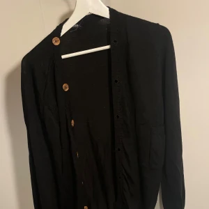 Wester cardigan i ull och kashmir - Säljer en snygg cardigan i extremt skönt material. Skicket är 7/10 men inga hål eller större fel! Storlek M, är 180 70 kg! Hör av dig om du har några frågor!!
