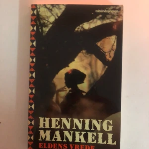 Eldens vrede - Säljer boken 'Eldens vrede' av Henning Mankell. Omslaget har en dramatisk bild med silhuetter mot en bakgrund av trädgrenar. Perfekt för dig som gillar spännande och engagerande läsning.