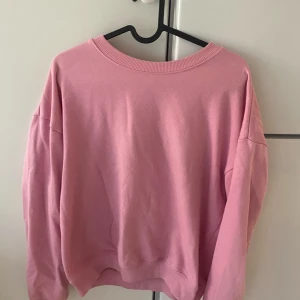 Rosa tröja🌸 - En fin rosa sweatshirt från Bikbok som tyvärr inte kommer till användning längre. Storlek Xs 