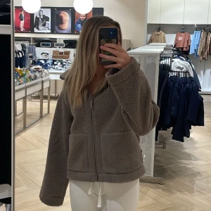 Teddy jacka - Använd endast en gång så den är precis som ny💞 storlek m men skulle säga mer en s. Slutsåld överallt 