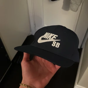 Nike keps - Riktig skön keps knappt använd skick är 9 av 10 perfekt skick (äkta) pris kan diskuteras vid snabb affär 