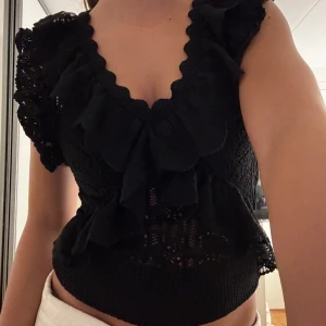 Volang topp - En topp med volanger som nu säljs då det inte är min stil längre.