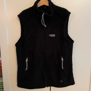 Patagonia väst - Säljer en fin Patagonia väst som tyvärr har blivit för liten för mig. Västen är stilren och perfekt för kyliga dagar som ett lager under jackan, perfekt inför vintern. Använd sparsamt och är i gott skick. Pris 399. Mvh C.W