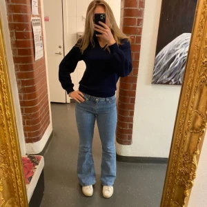 Bootcut jeans från mango  - Snygga bootcut jeans med låg midja från mango i storlek 38. Bra skick, jag är 173cm. Lite mindre i storlek så dem passar storleken S/36.