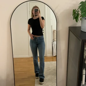 Levi's 315 Shaping Bootcut Jeans - Säljer ett par snygga Levi's 315 Shaping Bootcut jeans i storlek 26. De är i en klassisk blå denimfärg och har en bekväm passform som framhäver figuren. Perfekta för både vardag och fest!🕺Använda men är i fint skick! (Ps! Jag är 166cm lång) 