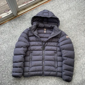 Colmar vinterjacka  - Säljer denna extremt feta colmar jacka. Den är tjock och vintervarm vilket gör den helt perfekt till vintern! Size 46 vilket motsvarar S men kan även passa större! Skick 8/10. Kan gå ner i pris vid snabb affär. Hör av dig vid minsta fundering!🤩