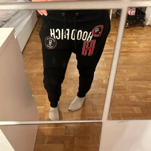 Hoodrich mjukisbyxor  - Snygga mjukisbyxor i storlek S, dock små i storlek (jag är 160cm). Texten har börjat gå upp lite på texten me. Jag köpte byxorna second hand för 500kr🌹