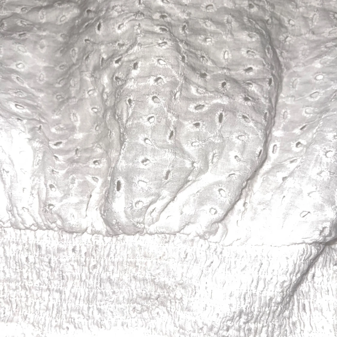 Vit blus med spetsdetaljer - 91