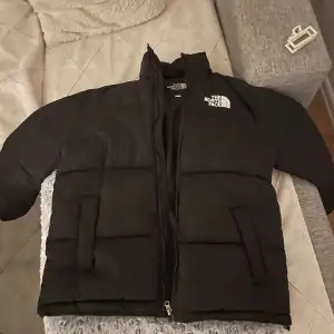 Säljer denna the north face jackan för 750 pris kan diskuteras:)